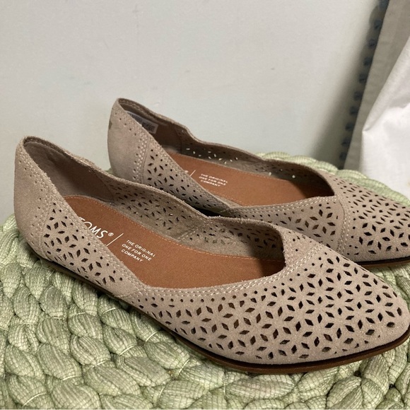 TOMS Jutti Perforated Suede Desert Taupe Pointed Slip On Flats NWOB - Picture 3 of 7